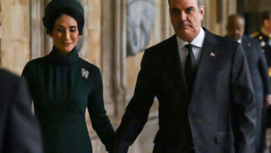 Photo of Abinader y Raquel, primera pareja presidencial dominicana en asistir a una ceremonia de coronación
