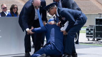 Photo of Biden se tropieza y cae al suelo durante una ceremonia en una academia militar