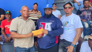 Photo of Alcalde Jesús Jerez entrega 40 mil pesos en apoyo al equipo de béisbol de Montecristi