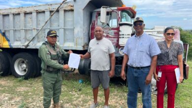Photo of Miguel Ángel Sabala (Maito), Director de Medio Ambiente entrega camión retenido por más de un año a ciudadano montecristeño