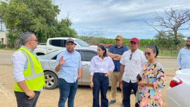 Photo of Gobernadora Leissa Cruz supervisa condiciones de vía en comunidad La Peña, Guayubín