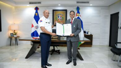 Photo of Presidente Abinader otorga Medalla al Mérito Policial al director del COE, Dr. Juan Manuel Méndez García