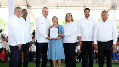 Photo of Presidente Abinader entrega 1,445 títulos de propiedad de un total de 3,300, en San Cristóbal, que benefician a más de 4,800 personas