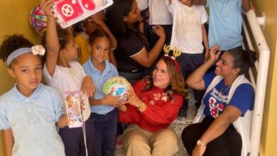 Photo of María González lleva alegría a niños de Las Matas de Santa Cruz con entrega de juguetes