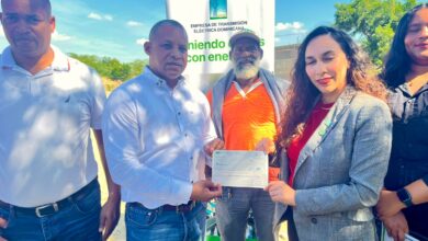 Photo of Alcalde Jesús Jerez recibe aporte de ETED por un millón de pesos para obra cancha multiuso en Barrio Nuevo Km 14 El Duro Montecristi