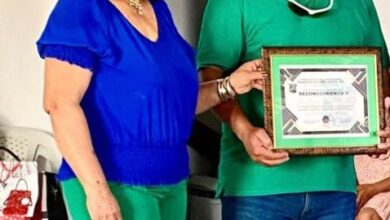 Photo of Comunicador Belly Molina recibe placa de reconocimiento de la Federación de Juntas de Vecinos Manolo Tavares Justo por su colaboración y aportes a la comunidad