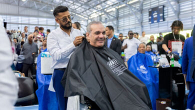Photo of Presidente Abinader sostiene encuentro nacional con 1,000 peluqueros