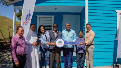 Photo of Propeep entrega vivienda remozada y amueblada a pareja de envejecientes en Las Lagunas de Azua