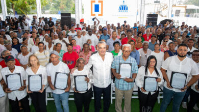 Photo of Presidente Abinader entrega 442 certificados de títulos de propiedad de los 688 contemplados en el proyecto Hato Nuevo II, lo cual impacta a 2,752 personas de Los Alcarrizos