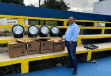 Photo of Jesús Jerez inicia instalación de luminarias en cancha de San Pedro en Montecristi