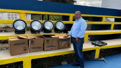 Photo of Jesús Jerez inicia instalación de luminarias en cancha de San Pedro en Montecristi