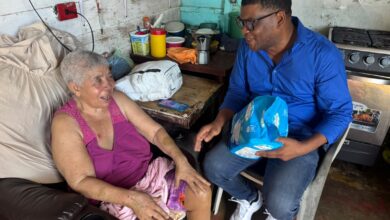 Photo of Edith Vargas lleva apoyo y escucha necesidades de comunitarios en Montecristi